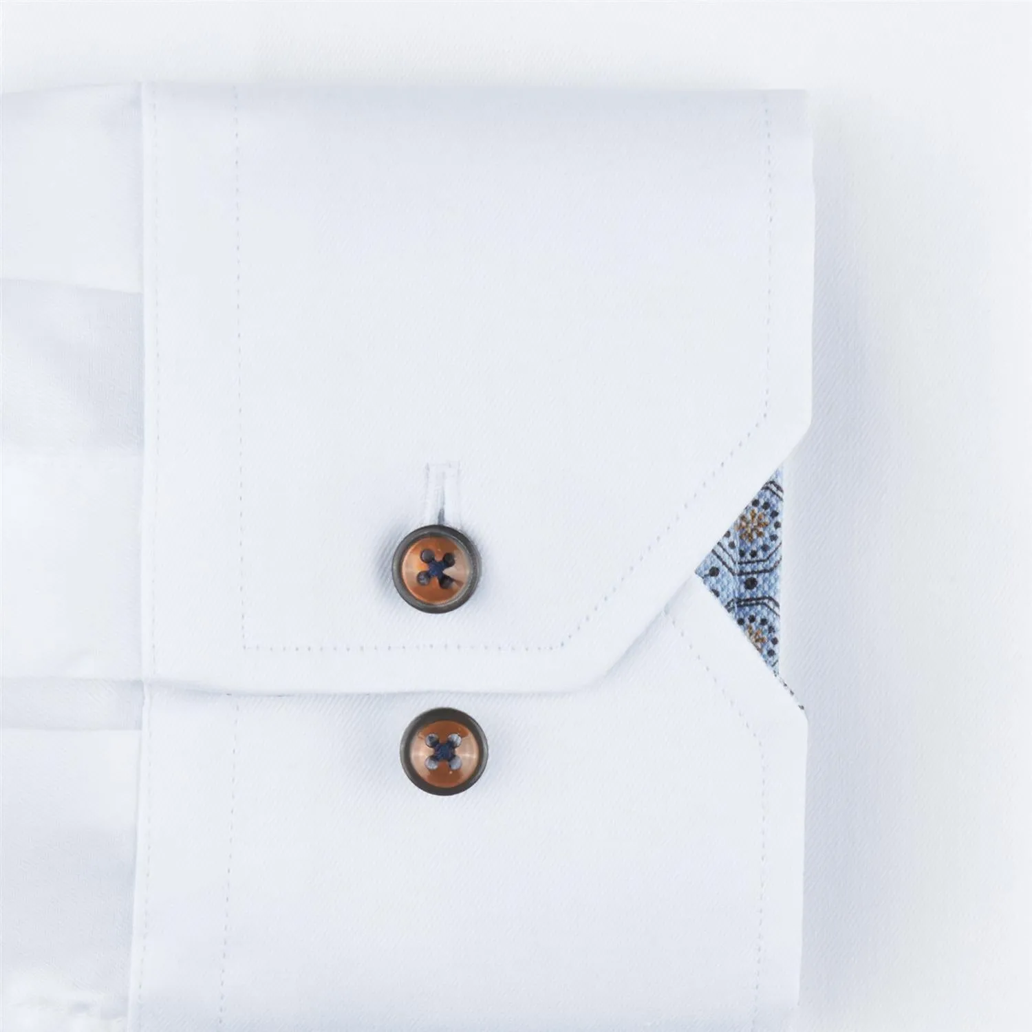 WHITE SLIMLINE SHIRT WITH MEDALLION CONTRAST