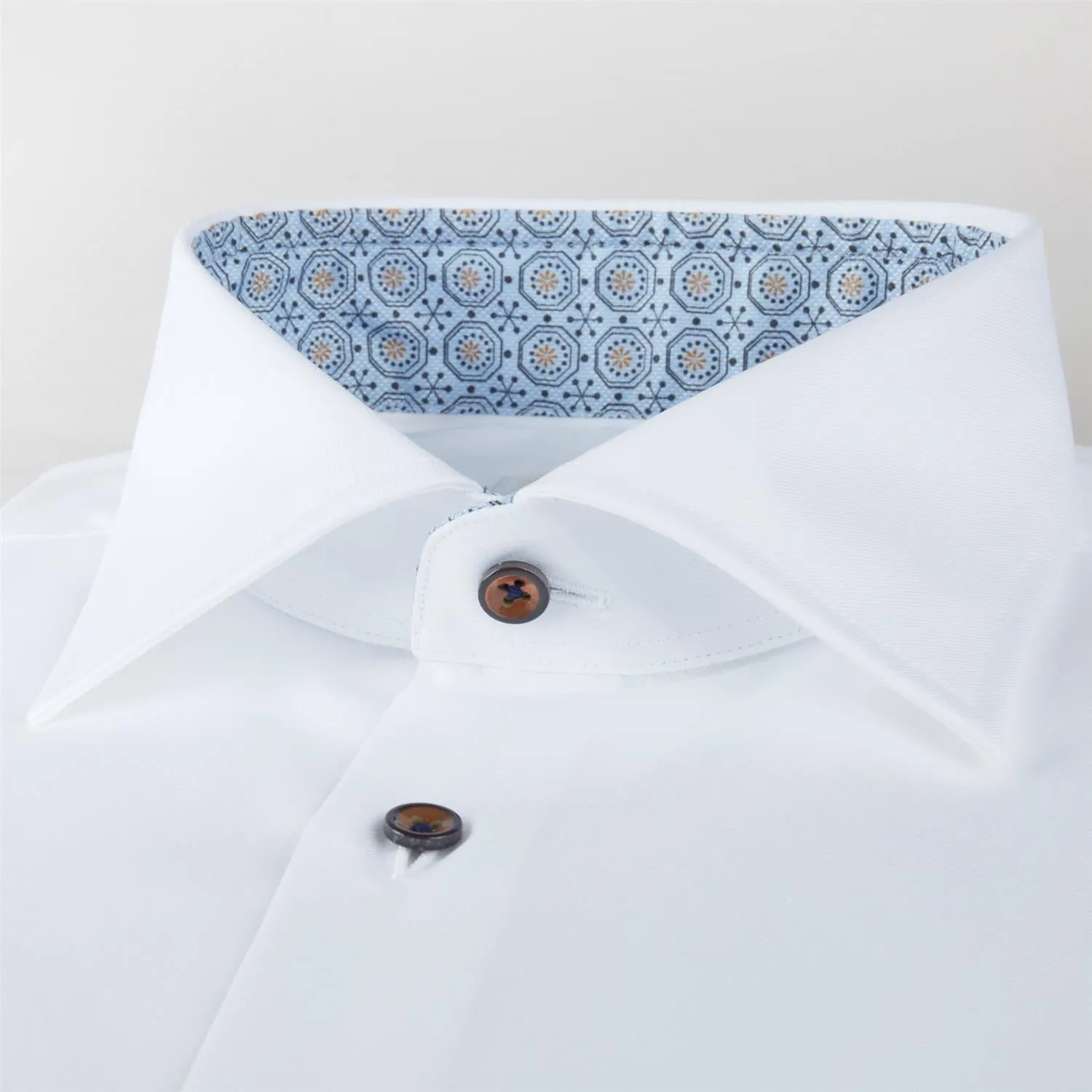 WHITE SLIMLINE SHIRT WITH MEDALLION CONTRAST